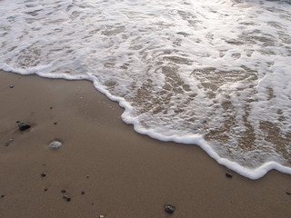 Schiuma di onda sulla spiaggia
