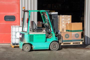 truck, self-propelled carriage for shipping, with boxes