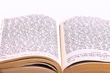 Obraz premium Opened hebrew Bible, isolated on white background