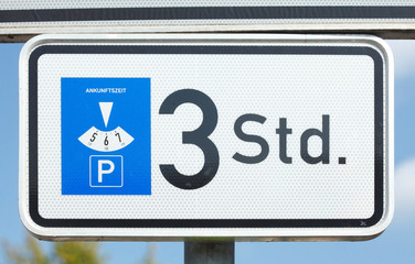 Obraz premium Verkehrsschild Parkplatzschild, parken mit Parkscheibe