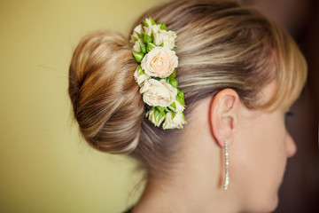 Obraz na płótnie Canvas Female Elegant wedding hairstyle for the wedding, unrecognizable rear view.