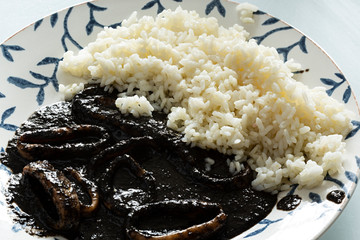Calamares en su tinta con arroz blanco.