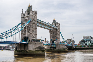 Fototapeta na wymiar Tower Bridge am Tag
