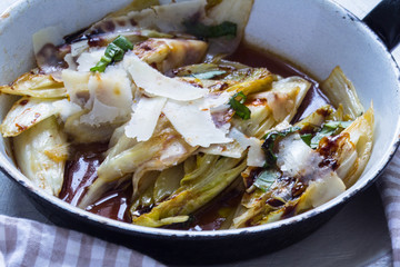 gebratener Chicoree mit Aceto und Parmesanspänen