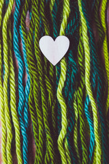 Coeur en bois et fils de laine verte