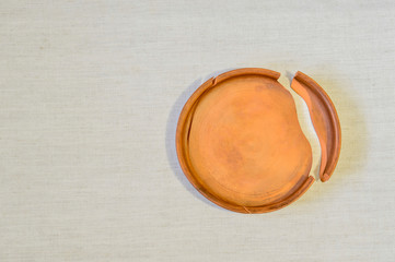 Cracked ceramic pan for baking in the oven.