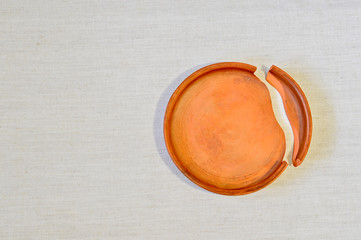 Cracked ceramic pan for baking in the oven.
