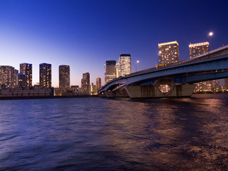 Fototapeta na wymiar 東京都　晴海大橋と高層マンション街