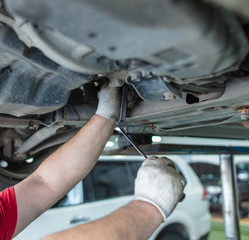 Obraz premium Changing the oil in the car box in the workshop