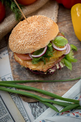 Hamburger wegetariański z warzywami