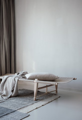 Tagesbett aus Naturmaterialien in minimalistischem Wohnzimmer