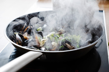 mussels on the pan