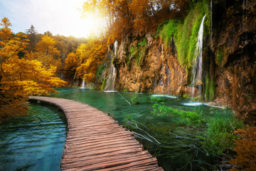 Schöner Holzpfad für Naturtrekking mit Seen und Wasserfalllandschaft im Nationalpark Plitvicer Seen, UNESCO-Weltnaturerbe und berühmtes Reiseziel Kroatiens. © Summit Art Creations