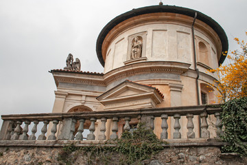 Obraz premium Panoramic view of the ascent of the seventeenth-century fourteen chapels, with the representation of the Via Crucis, of the 