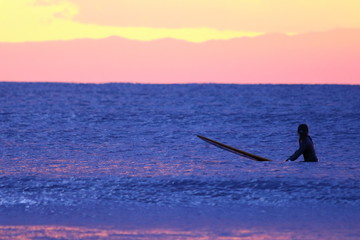 湘南海岸の夕暮れとサーファー