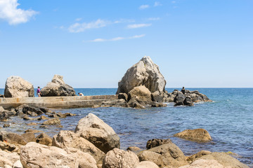 Fototapeta na wymiar Rocks on the shore.