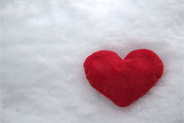 Rotes Herz im Schnee