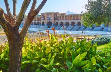 Photo sur Plexiglas Pont Khadjou The flower beds in Moshtagh park, Isfahan, Iran