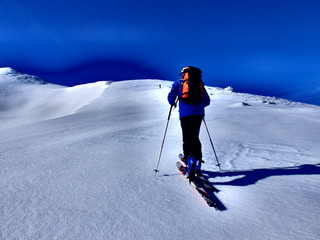 skieur de ski de randonnée en montagne d'ariège des pyrénées dans la neige 