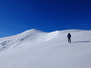 Fototapeta na wymiar skieur de ski de randonnée en montagne d'ariège des pyrénées dans la neige 