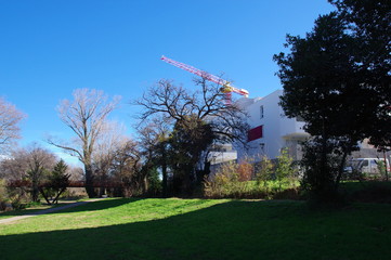 construction avec grue rouge de logement en ville &agrave; la campagne