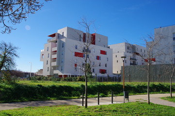 Immeuble moderne blanc de ville à la campagne avec des arbres et de la verdure