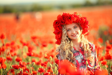 Naklejka premium Portrait of a girl on the street with a wreath of poppy flowers on the head