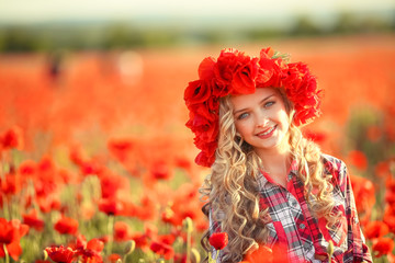 Naklejka premium Portrait of a girl on the street with a wreath of poppy flowers on the head