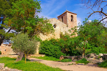 Ansicht der romanischen Kirche von Santa Maria de Siurana in Katalonien, Spanien - View of the Romanesque church of Santa Maria de Siurana in Catalonia