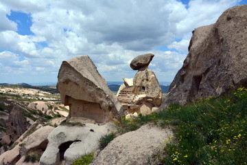 Kapadocja, Turcja, podróż, zwiedzać, piękna, miasteczko, kamienie, góra, niebo, krajobraz, architektura, opoka, charakter, podróż, stary, błękit, skała, drzewa © VinyLove Foto