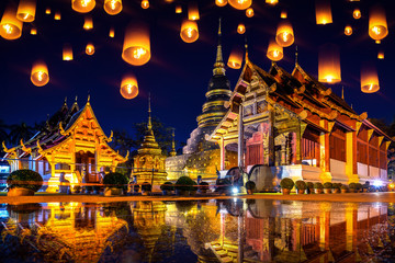 Naklejka premium Yee peng festival and sky lanterns at Wat Phra Singh temple at night in Chiang mai, Thailand.