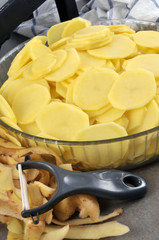 Pommes de terre coupées en rondelles dans un plat 