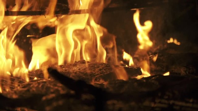 carne a la parrilla con fuego en camara lenta 