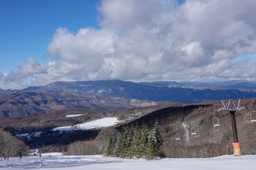 Fototapeta na wymiar 白樺高原国際スキー場　山頂から麓を眺める