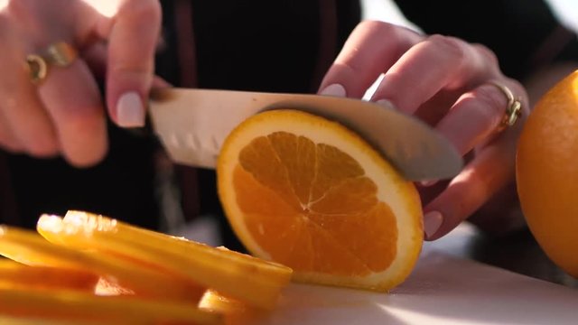 cortando una naranja en camara lenta 