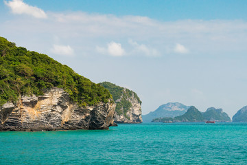 Fototapeta na wymiar small island in mu ko angthong marine national park