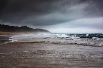 Strand von St. Lucia in Südafrika an einem stürmischen Tag