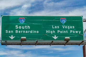 Wegweiser auf der Interstate 15 auf dem Weg nach Las Vegas