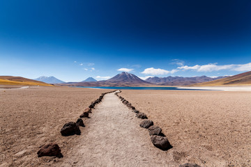 Laguna Miscanti, ein Bergesse unterhalb eines Vulkans in Chile © Dominik