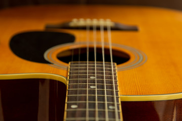 Fototapeta na wymiar Cordas de um violão de 6 cordas com a cor amarela