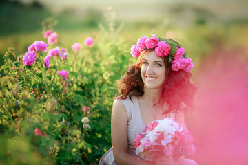 Obraz premium Bride with a bouquet in hand on a field looking at the sunset.
