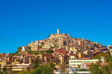 Fototapeta premium Palombara Sabina (Włochy) - Małe miasto na wzgórzu w metropolii Rzymu, na wsi Sabina. Oto widok na ładne historyczne centrum.