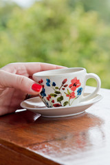 Junge Frau genießt einen Espresso auf einer Kaffeefarm in Kolumbien