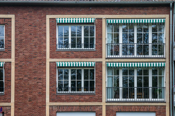 Obraz premium Windows and brick wall