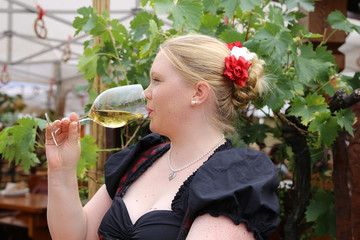 Frau mit traditionellem Trachtenkleid auf einem Weinfest