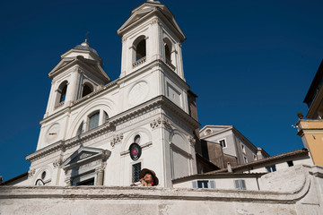 Fototapeta na wymiar Femme devant église Rome