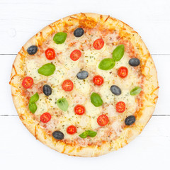 Pizza Margherita Quadrat von oben auf Holzbrett