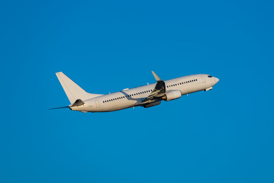 Airplane taking off from the airport (飛行機離陸シーン)