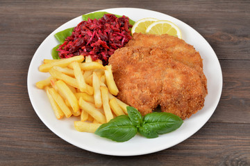 kotlet z frytkami i surówką 