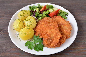 kotlet z ziemniakami i surówką